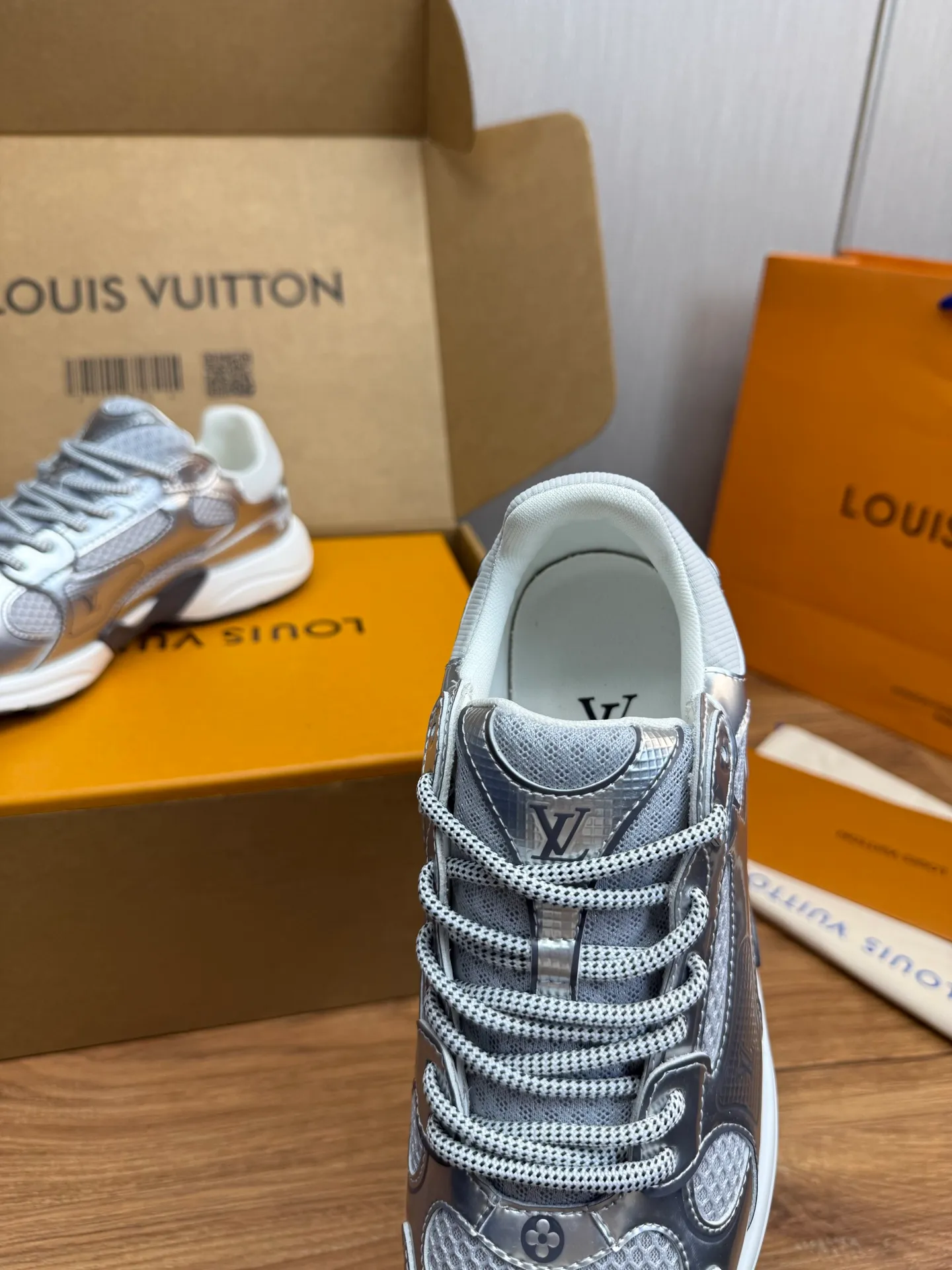 Men's shoes 💰600💰 🌈LV | Louis Vuitton 2025𝐬𝐬 🧡💚2025 spring and summer new style top version‼ ️The original version is the same. The counter specializes in the latest casual shoes. Hard goods are new🆕 🔥🔥🔥Top version: Couple model LV Louis Vuitton L House Donkey brand The latest Olympia series Couple model Silver Horn King Casual sneakers Running shoes This LV Olympia sneaker combines mesh fabric and metallic synthetic leather and other technical fabrics to reinterpret the classic running shoe design with a neat and simple design. Lightweight EVA outsole provides a stretchy fit. Rich details such as Monogram embossing and LV letters establish recognition. Exquisite packaging at the delivery counter 🛍📦 ▪️Fabrics: Original imported technical fabric + mesh ▪️Inner lining: Original customized breathable mesh ▪️Sole: Original molded rubber foam material ▪️Sole thickness: 3.5CM ▪️Size: 35--45 (customized for women 40 and men 45)